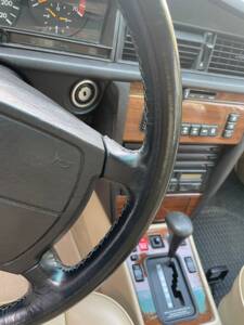 Bild 4/15 von Mercedes-Benz 190 E 2.3 (1990)