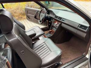 Bild 17/21 von Mercedes-Benz 300 CE (1988)