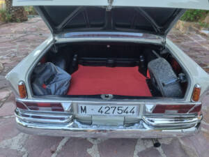 Immagine 7/8 di Mercedes-Benz 220 SE b (1965)