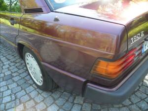 Image 31/137 of Mercedes-Benz 190 E 1.8 Avantgarde &quot;Rosso&quot; (1992)