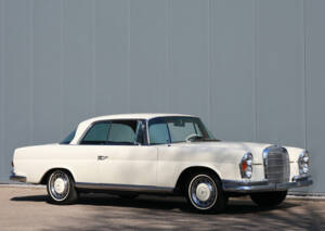 Image 2/45 of Mercedes-Benz 280 SE (1968)
