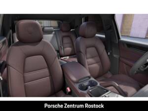 Image 12/14 of Porsche Cayenne S E-Hybrid (2026)