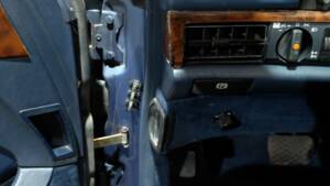 Image 17/29 of Mercedes-Benz 500 SEC (1985)