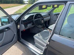 Image 15/81 de Mercedes-Benz 300 TE 4-Matic (1992)