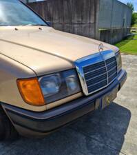Image 16/42 of Mercedes-Benz 300 CE (1988)