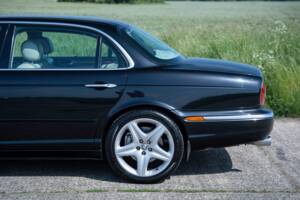 Obraz 50/50 pojazdu Jaguar XJR Super V8 (2004)