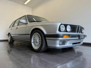 Immagine 2/50 di BMW 325i Touring (1992)