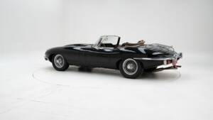 Image 4/15 of Jaguar E-Type (1969)