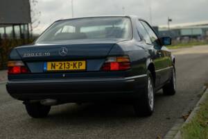 Bild 75/79 von Mercedes-Benz 200 CE (1993)