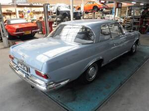 Image 3/50 de Mercedes-Benz 220 SE b (1963)