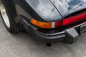 Image 28/108 de Porsche 911 Carrera 3.2 (1989)