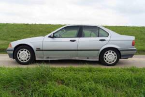 Image 14/40 de BMW 320i (1994)