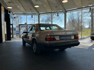 Bild 11/22 von Mercedes-Benz 300 E 4-Matic (1988)
