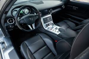 Image 17/32 of Mercedes-Benz SLS AMG (2011)