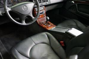 Image 23/33 of Mercedes-Benz SL 500 (2001)