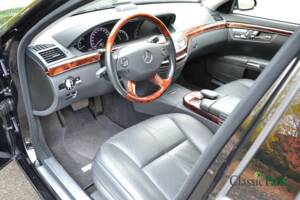 Image 22/50 of Mercedes-Benz S 500 (2006)