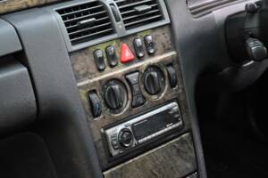 Image 23/50 of Mercedes-Benz E 320 (1998)