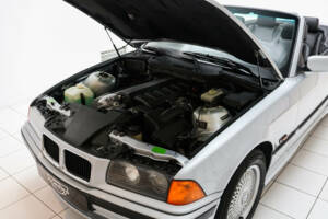 Image 14/17 of BMW 325i (1994)