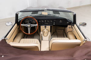 Image 19/35 de Jaguar E-Type (1968)