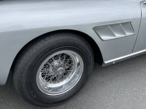 Image 21/26 of Ferrari 330 GT 2+2 (1966)