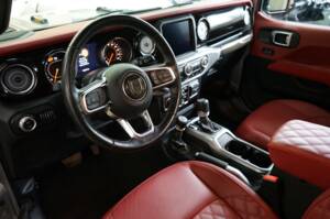 Image 23/29 de Jeep Wrangler 2.0T Sahara (2020)