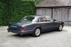 Image 12/40 of Jaguar XJ 6 4.0 Sovereign (1995)