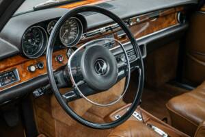 Image 17/36 of Mercedes-Benz 300 SEL 6.3 (1970)