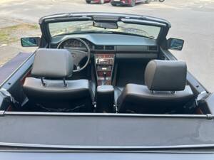 Image 14/47 of Mercedes-Benz 300 CE-24 (1992)