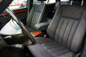 Image 29/36 de Mercedes-Benz E 220 T (1993)