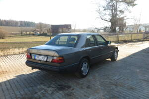 Image 27/92 de Mercedes-Benz 200 D (1989)