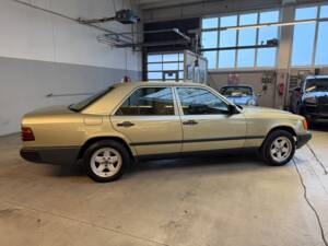 Afbeelding 33/33 van Mercedes-Benz 230 E (1985)