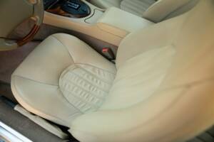 Image 22/50 of Jaguar XK8 4.0 (1998)