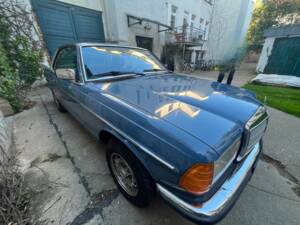 Immagine 12/38 di Mercedes-Benz 230 CE (1983)