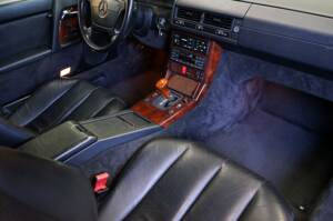 Image 26/42 of Mercedes-Benz 500 SL (1992)