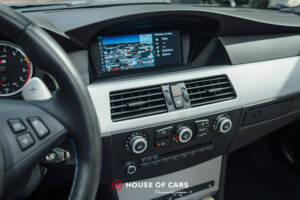 Image 22/25 of BMW M5 (2005)