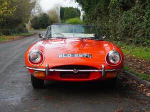 Image 2/18 de Jaguar E-Type (1968)