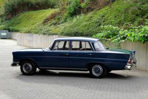 Image 19/76 de Mercedes-Benz 220 S b (1963)