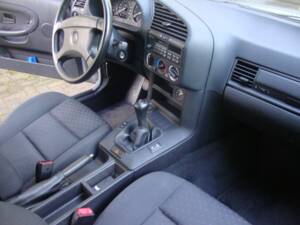 Afbeelding 20/39 van BMW 316i (1993)