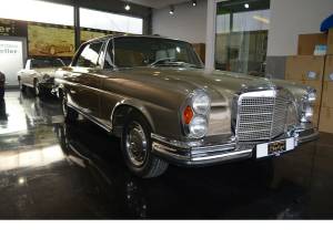 Immagine 4/48 di Mercedes-Benz 280 SE 3,5 (1971)