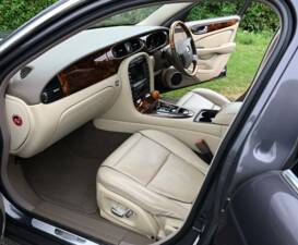 Image 32/50 de Jaguar XJ 8 4.2 (2009)