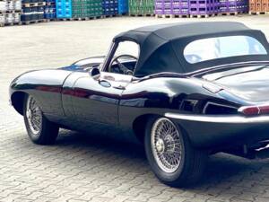 Image 8/8 de Jaguar E-Type (1968)
