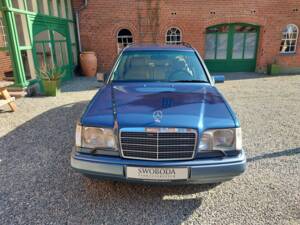 Bild 6/15 von Mercedes-Benz E 300 T 4MATIC (1994)