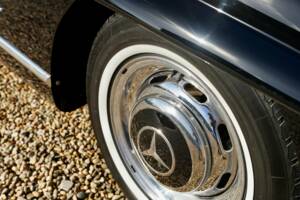 Obraz 19/50 pojazdu Mercedes-Benz 300 SL Roadster (1959)
