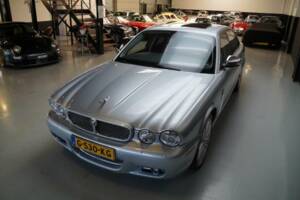 Image 38/50 of Jaguar XJ 8 4.2 (2007)