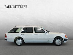 Imagen 4/22 de Mercedes-Benz 220 TE (1993)