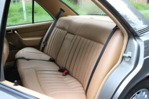 Image 15/27 of Mercedes-Benz 190 E (1987)