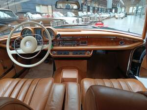 Image 17/54 of Mercedes-Benz 280 SE 3,5 (1970)