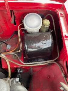 Image 32/50 of MG MGB GT (1972)