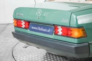 Obraz 27/50 pojazdu Mercedes-Benz 190 D 2.5 (1986)