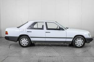 Imagen 12/50 de Mercedes-Benz 200 (1986)
